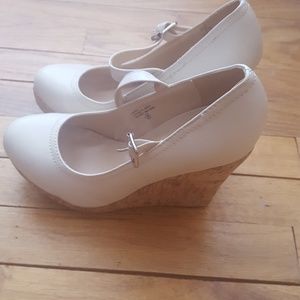Adorable Cream Modcloth Wedges
